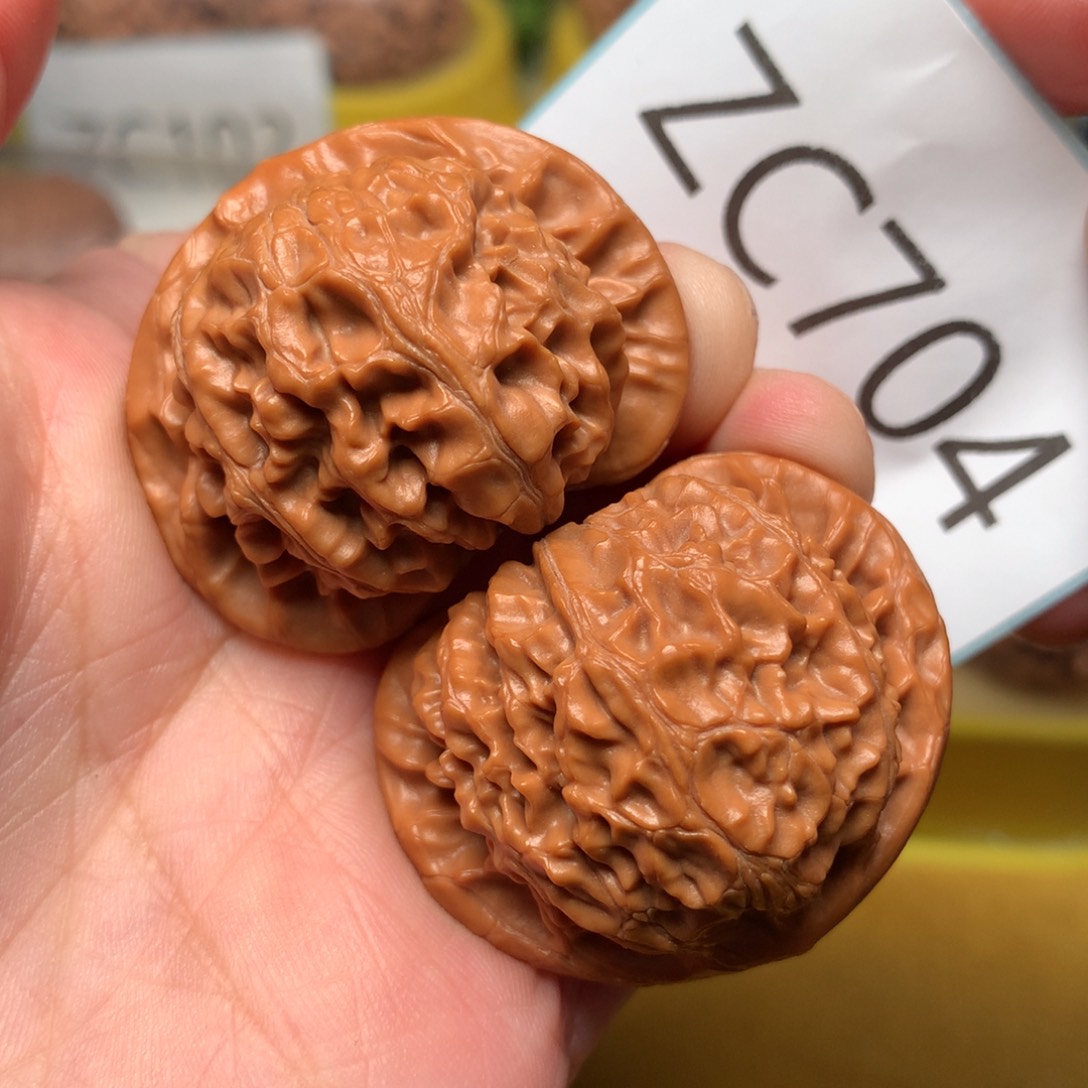 文玩核桃把件红皮肉球宫灯40