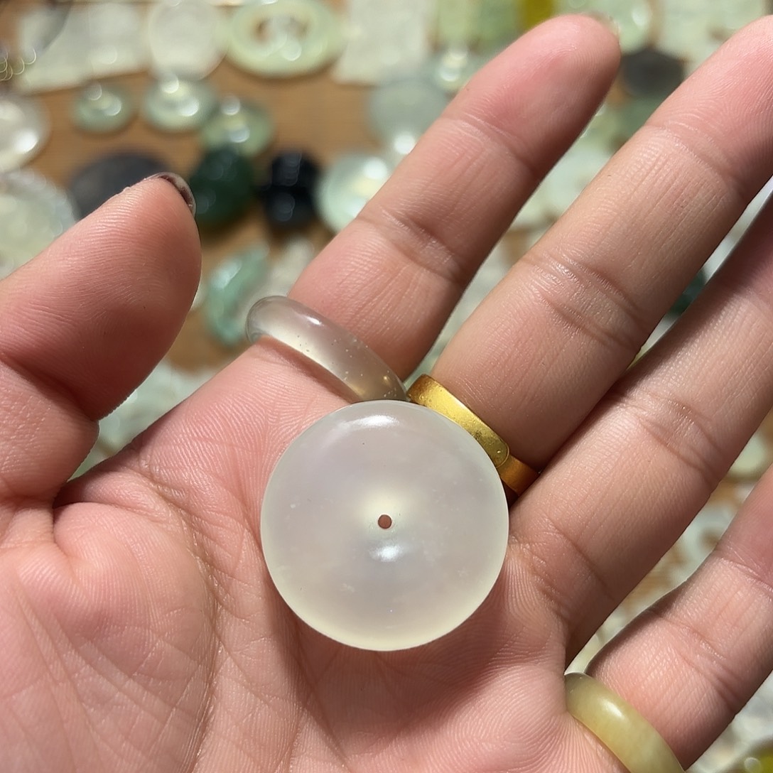 张***-蛇纹石玉未镶嵌颈饰