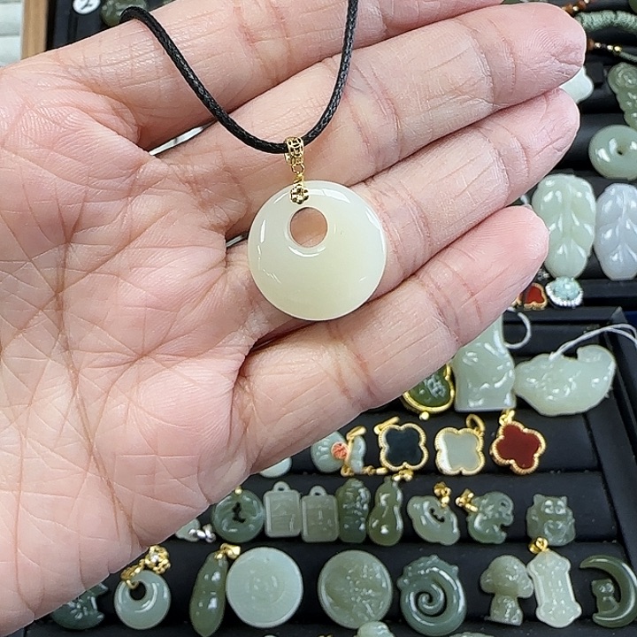 和田玉吊坠(不含链)18K金镶嵌