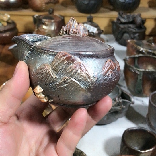 瓷片微瑕的宝瓶的