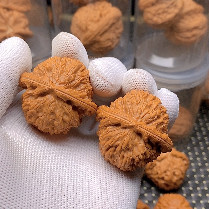 文玩核桃吊坠白狮子