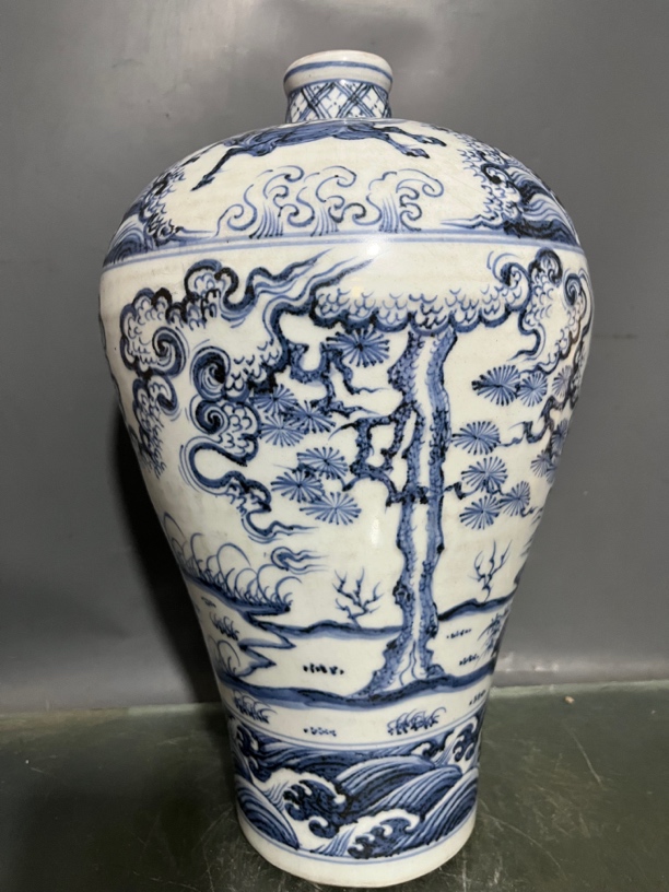 青花人物梅瓶品相完好，尺寸见图。
