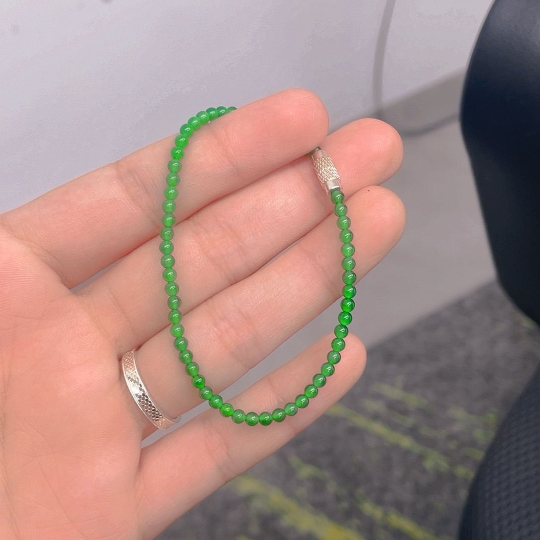 翡翠未镶嵌颈饰         