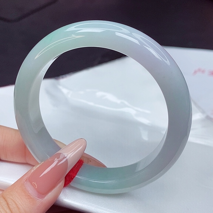 翡翠手镯未镶嵌55圈