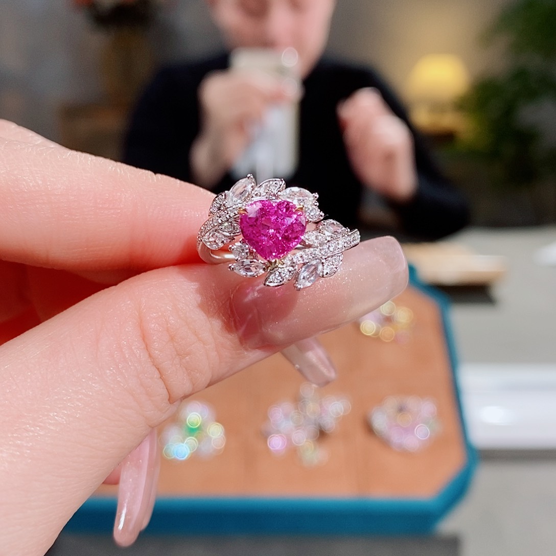 彩色蓝宝石戒指18K金镶嵌2.11ct无烧粉色