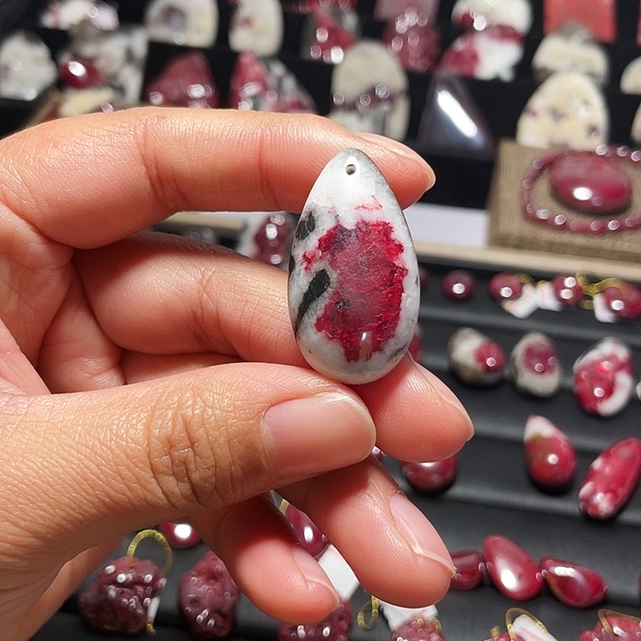 天然辰砂原石晶体吊坠