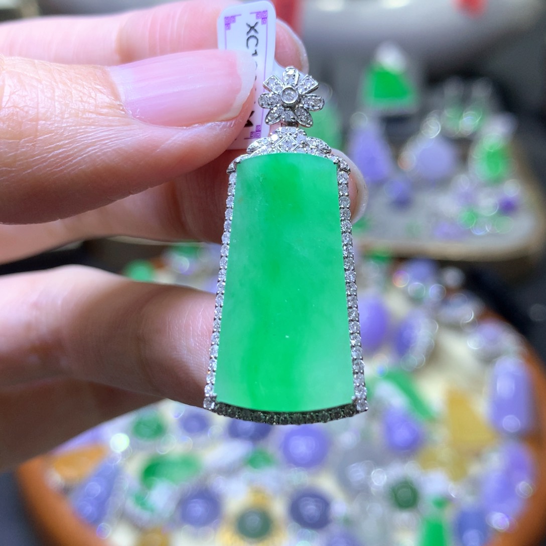 【闪购商品】翡翠颈饰18K金镶嵌翡翠吊坠项链