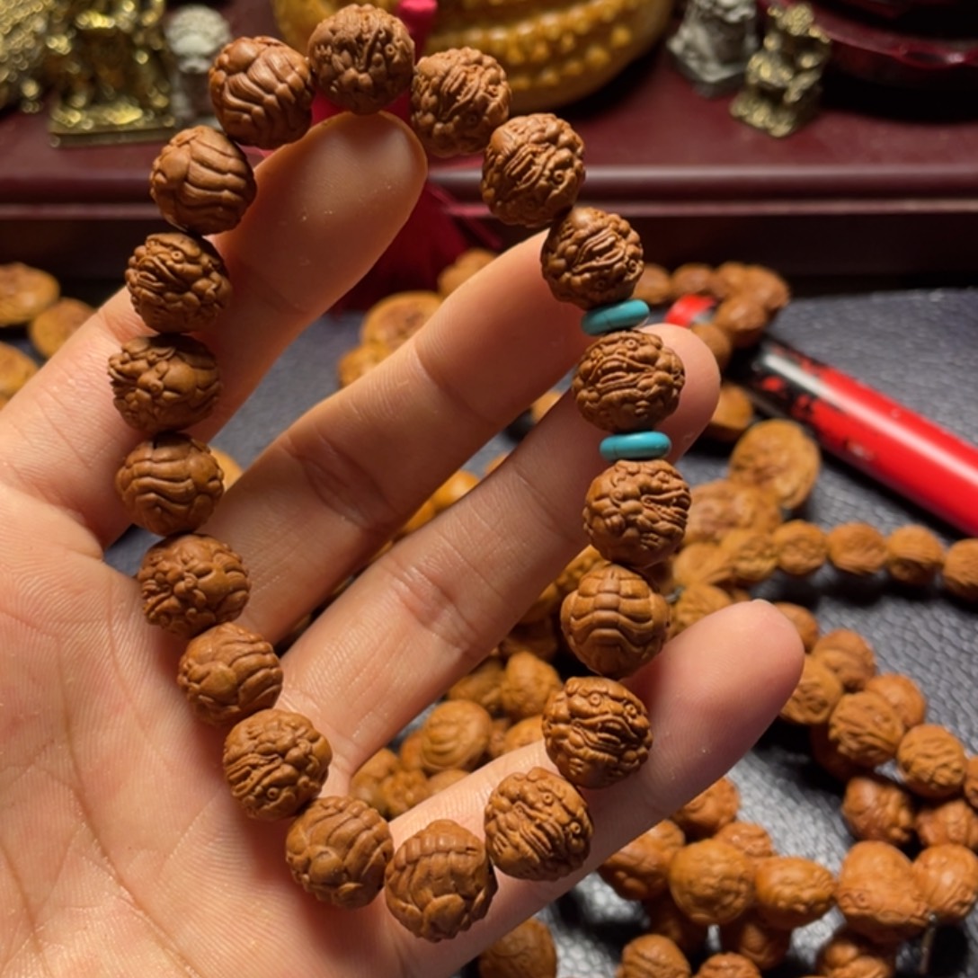 龙纹桃核雕刻唐狮