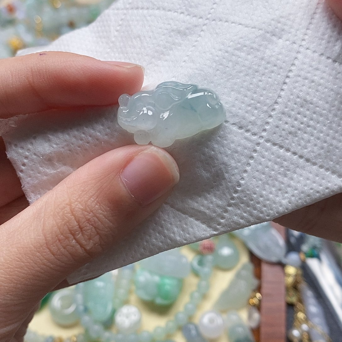 翡翠颈饰未镶嵌闪