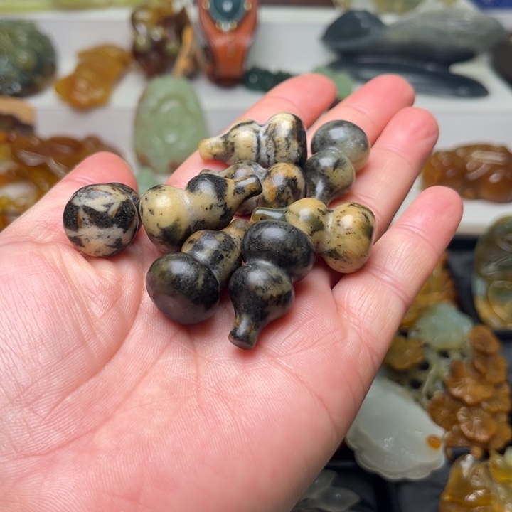 蛇纹石玉未镶嵌挂件