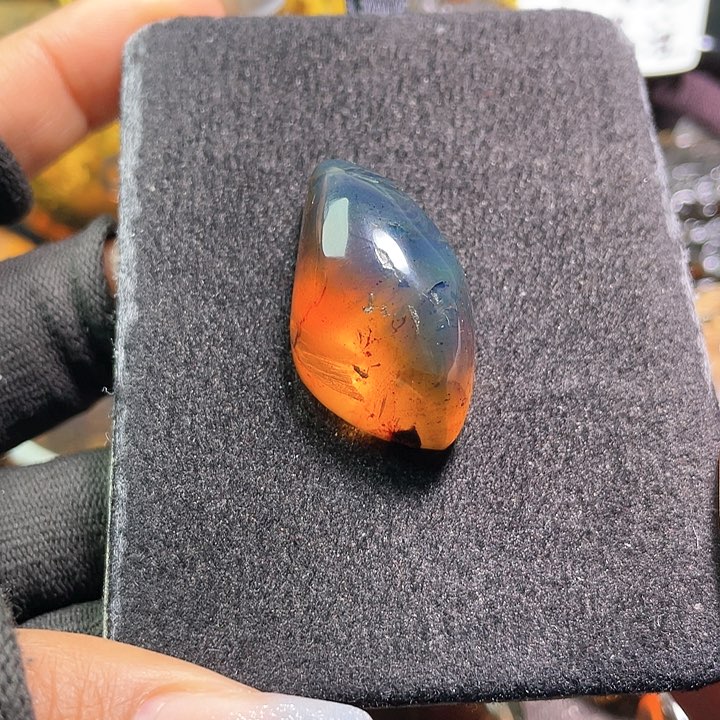 琥珀裸石未镶嵌。