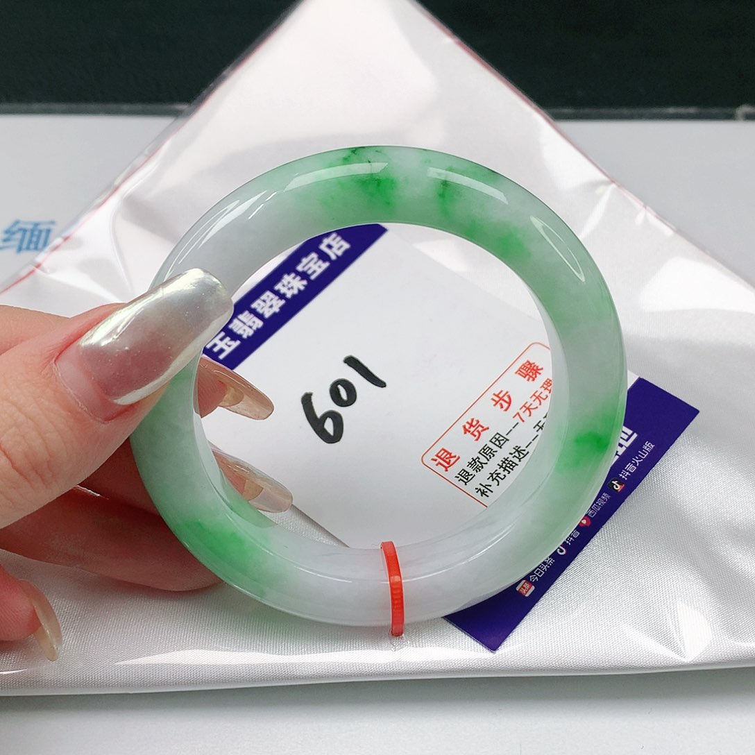 翡翠手镯未镶嵌翡翠手镯