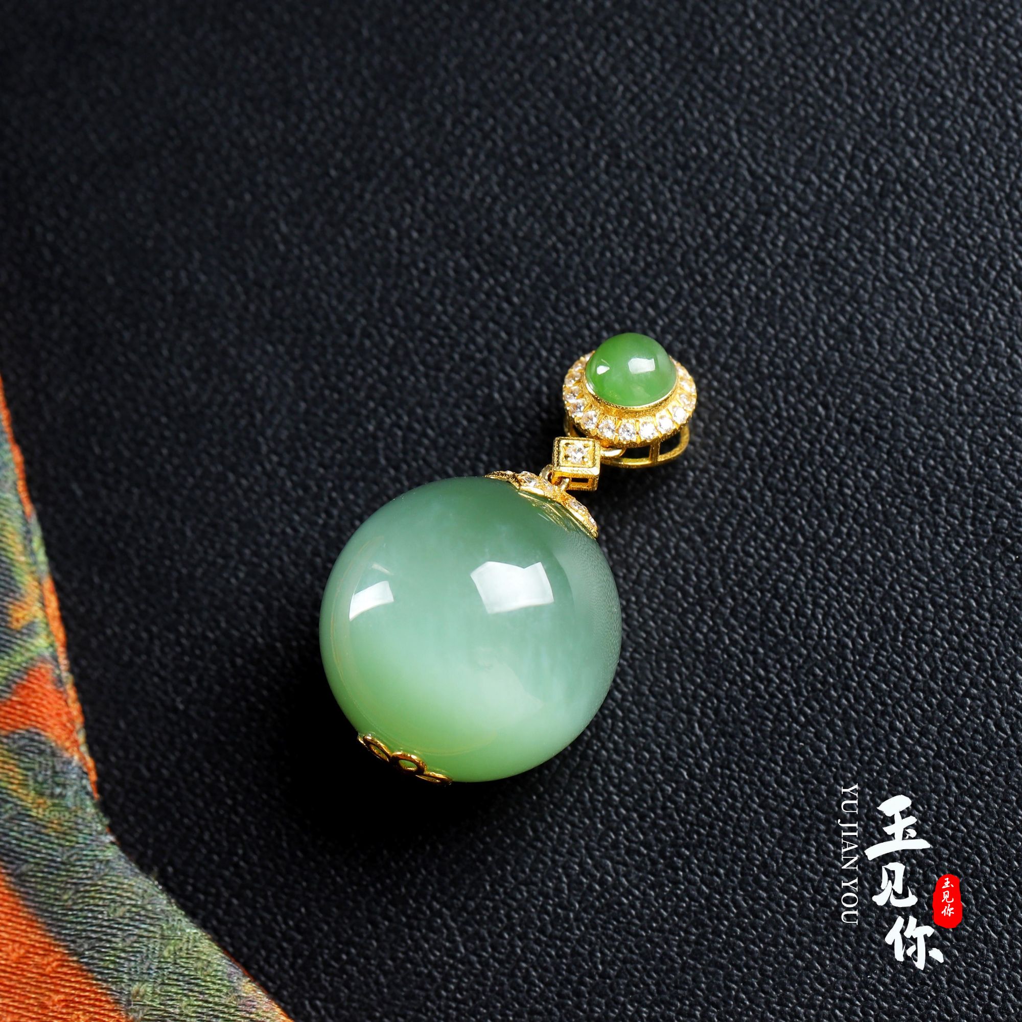 墨香-沁 和田玉碧玉*圆珠吊坠*18K金镶嵌.编号012
