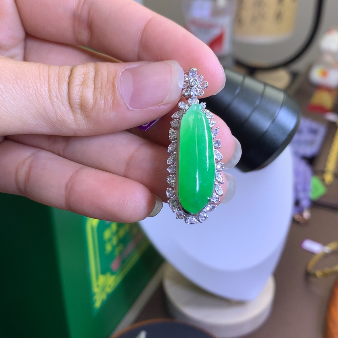 翡翠颈饰18K金镶嵌翡翠