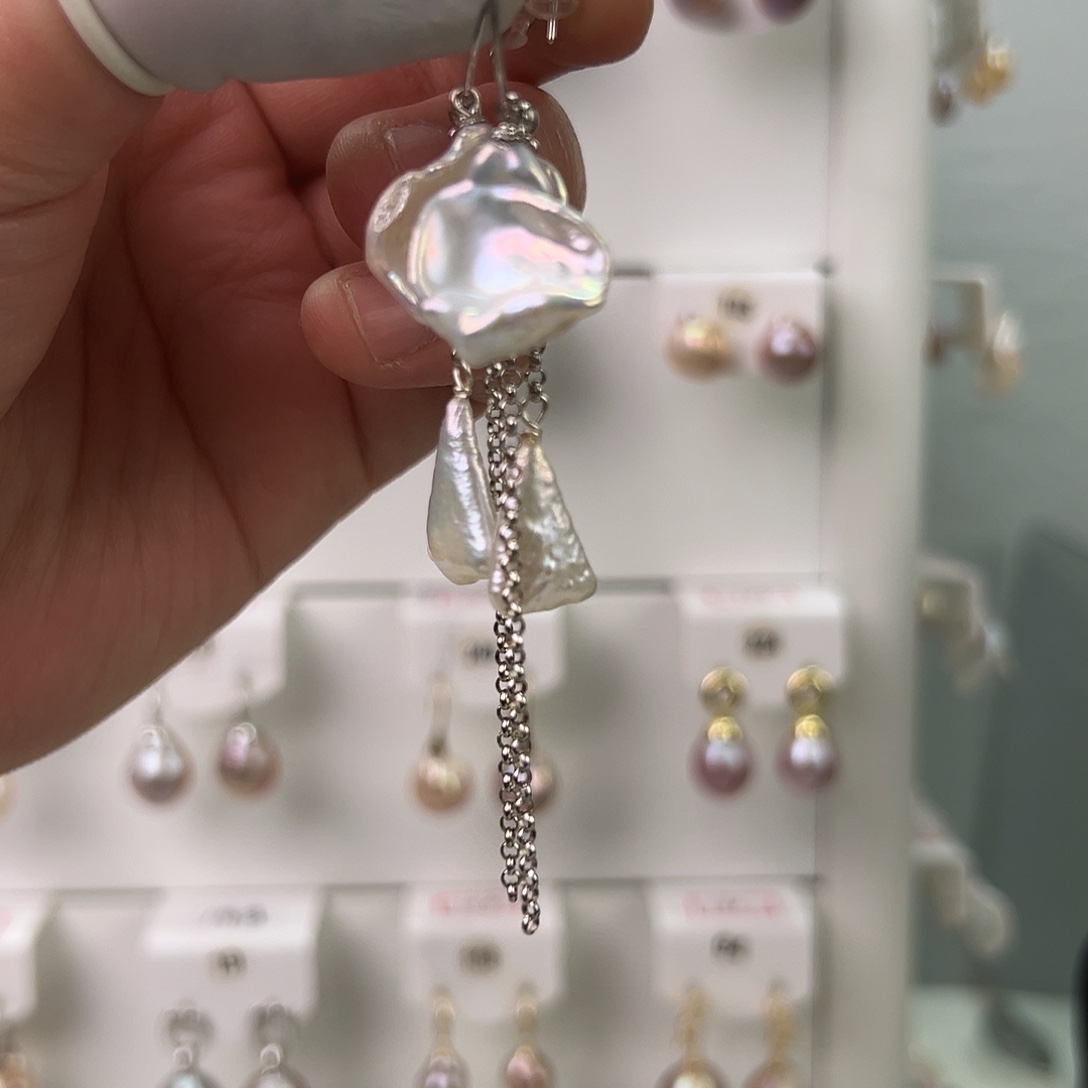 芙***宝非金属巴洛克花瓣耳饰 