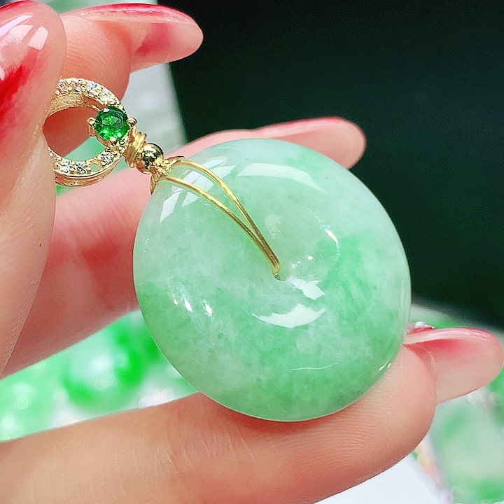 翡翠未镶嵌颈饰翡翠多样性发其一