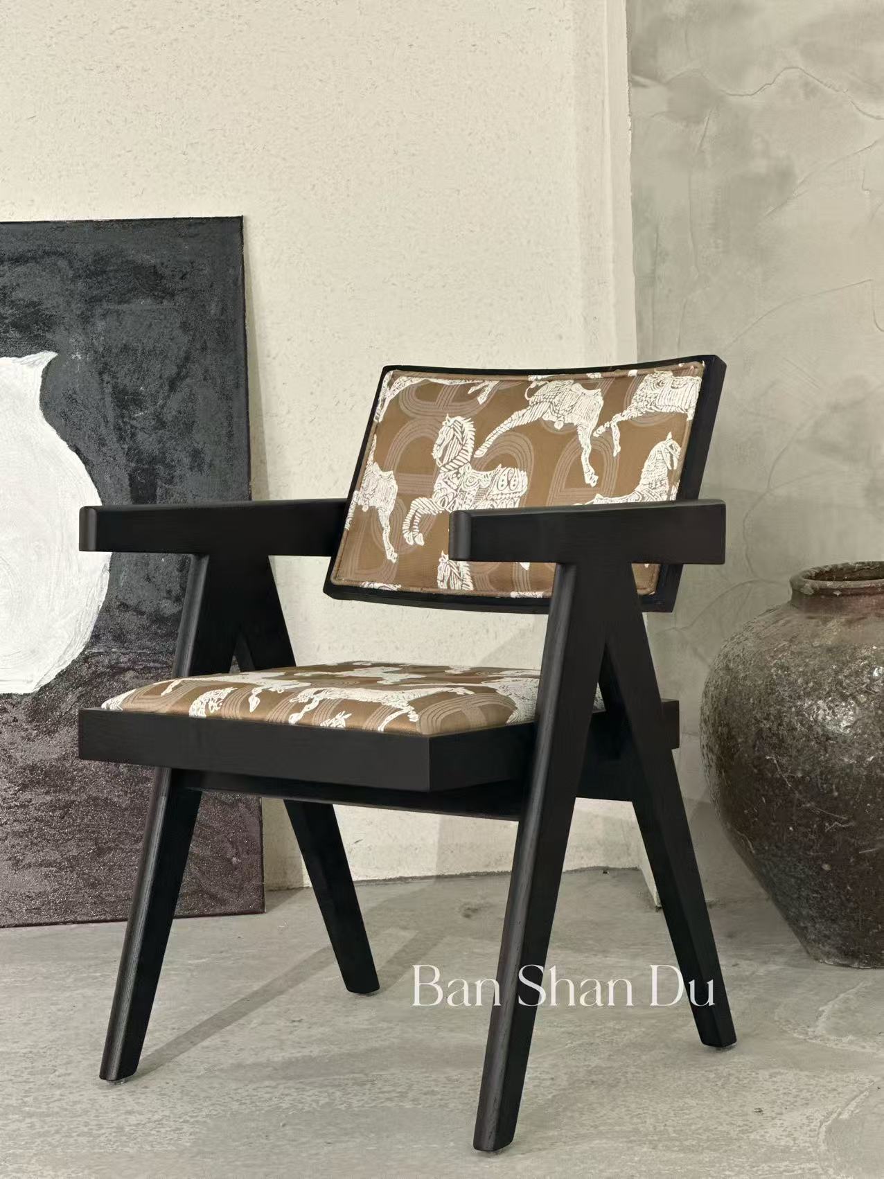 北欧现代实木餐椅靠背扶手椅家用单人昌迪加尔椅客厅茶桌椅