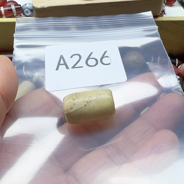 勾***践玛瑙/玉髓未镶嵌手链