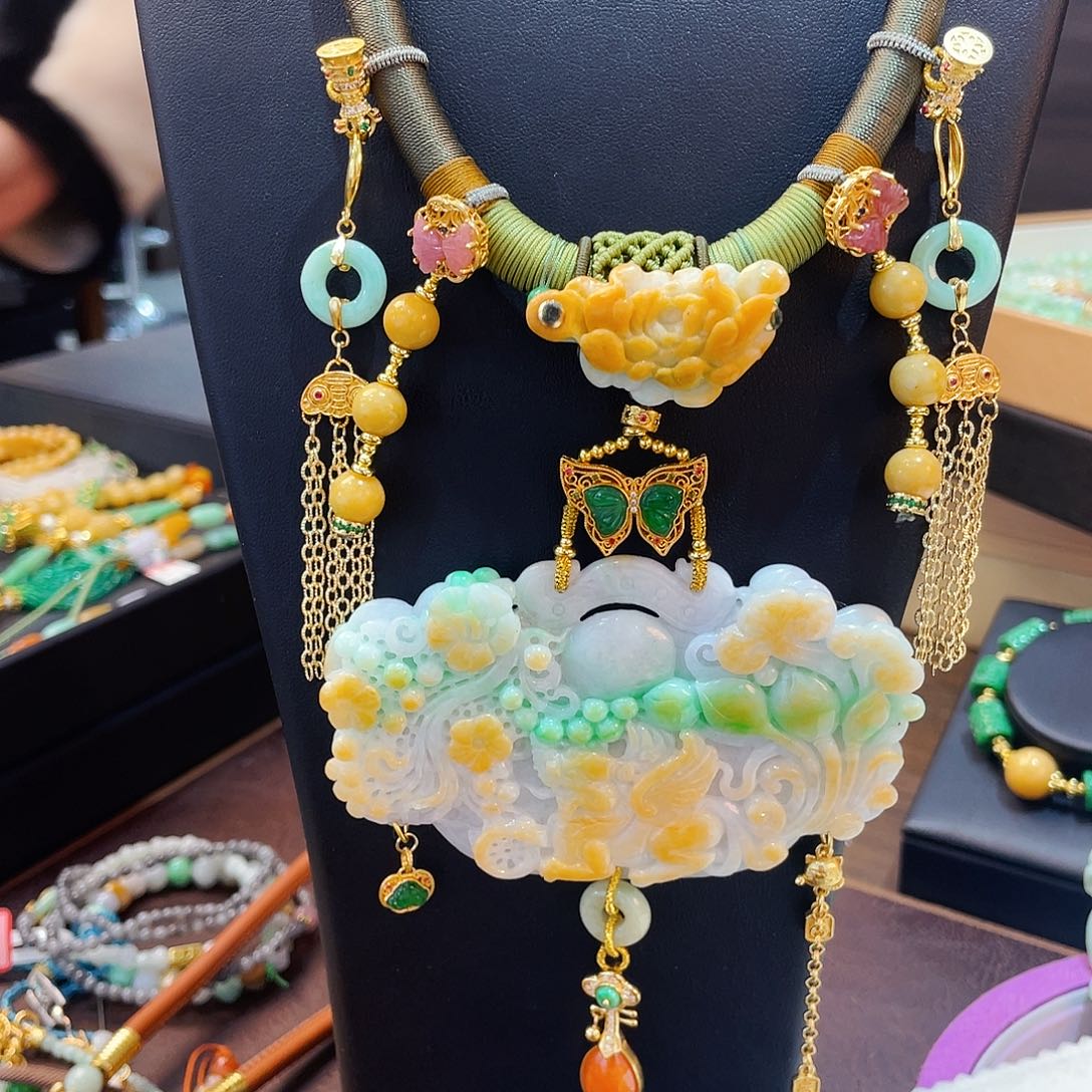 翡翠颈饰未镶嵌吊坠