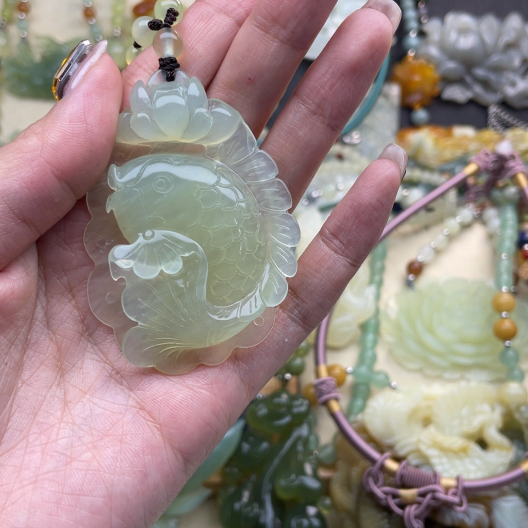 蛇纹石玉颈饰未镶嵌