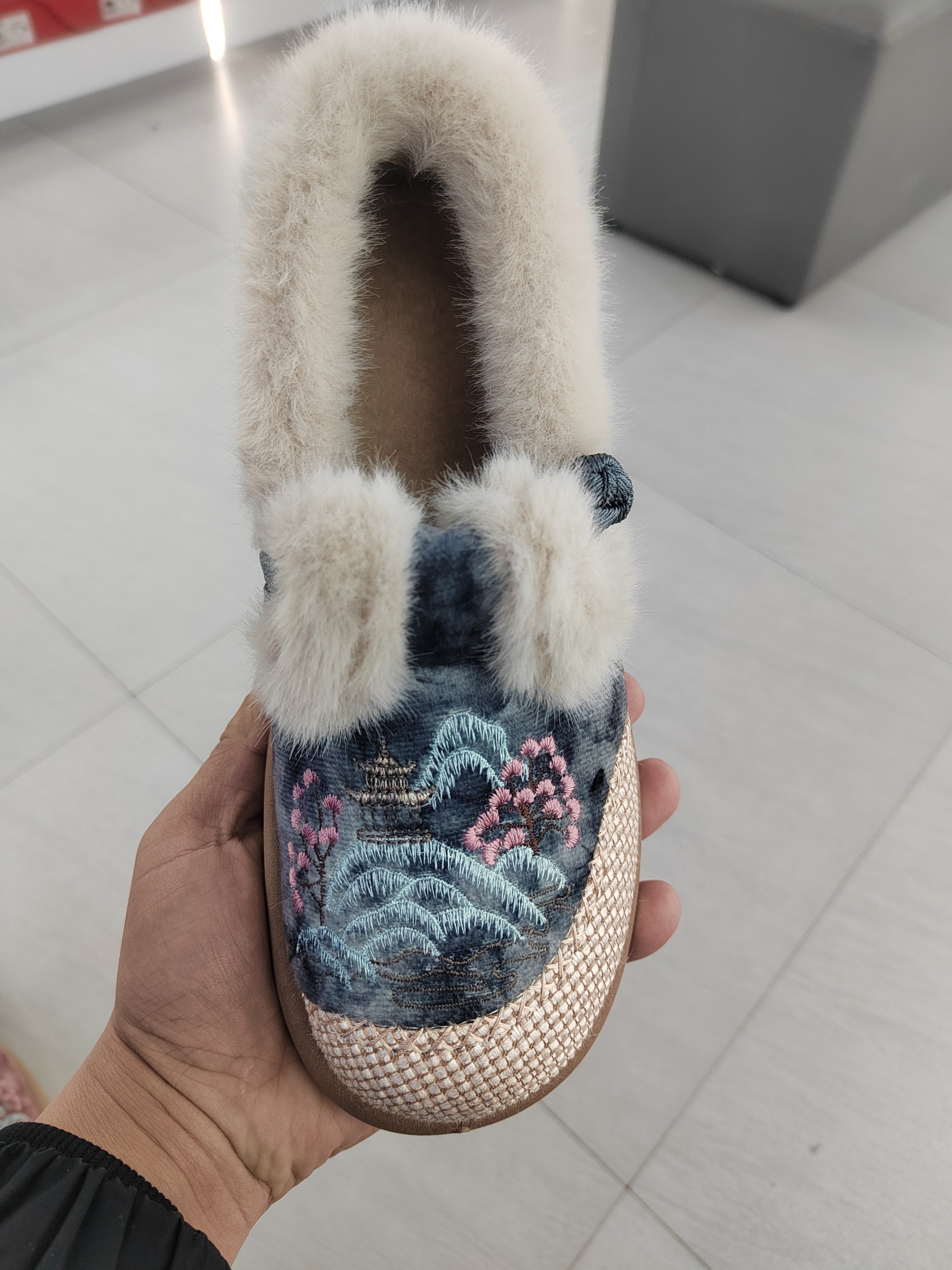 冬季新款加绒保暖软底防滑舒适百搭妈妈鞋民族风绣花老北京棉鞋