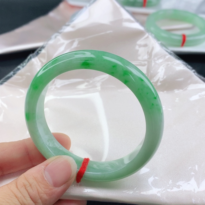 翡翠手镯未镶嵌w****?53飘阳绿翡翠手镯