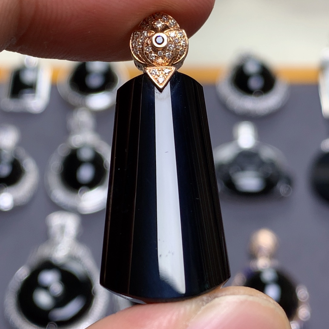 颈饰18K金镶嵌翡翠墨翠无事牌