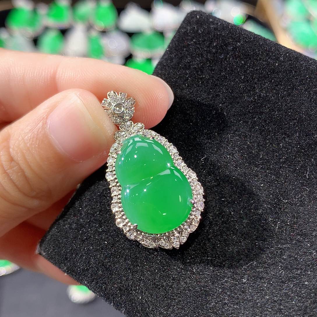 翡翠18K金镶嵌颈饰