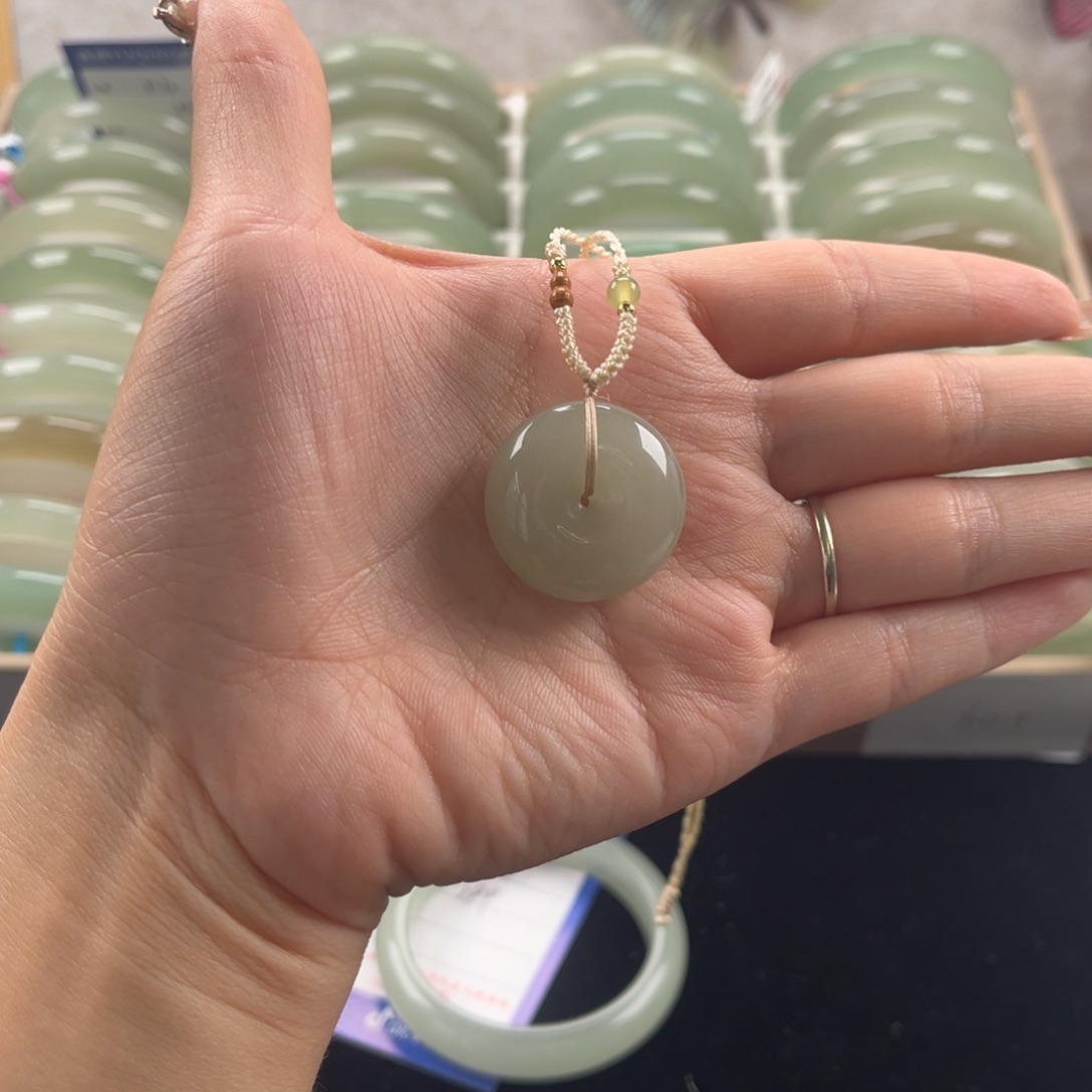 颈饰未镶嵌石英质玉