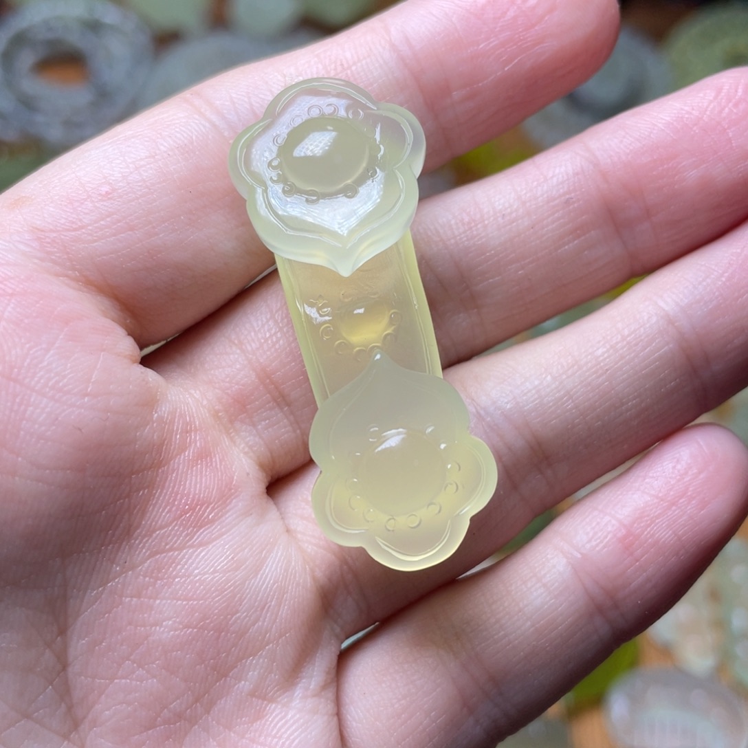 未镶嵌蛇纹石玉吊坠