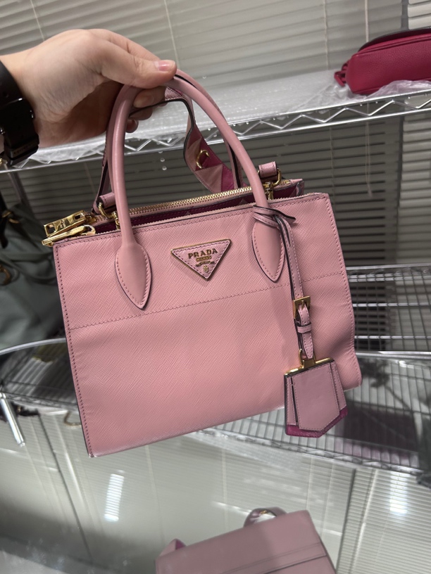 95新 Prada/普拉达 粉色女士单肩包潮流手提包