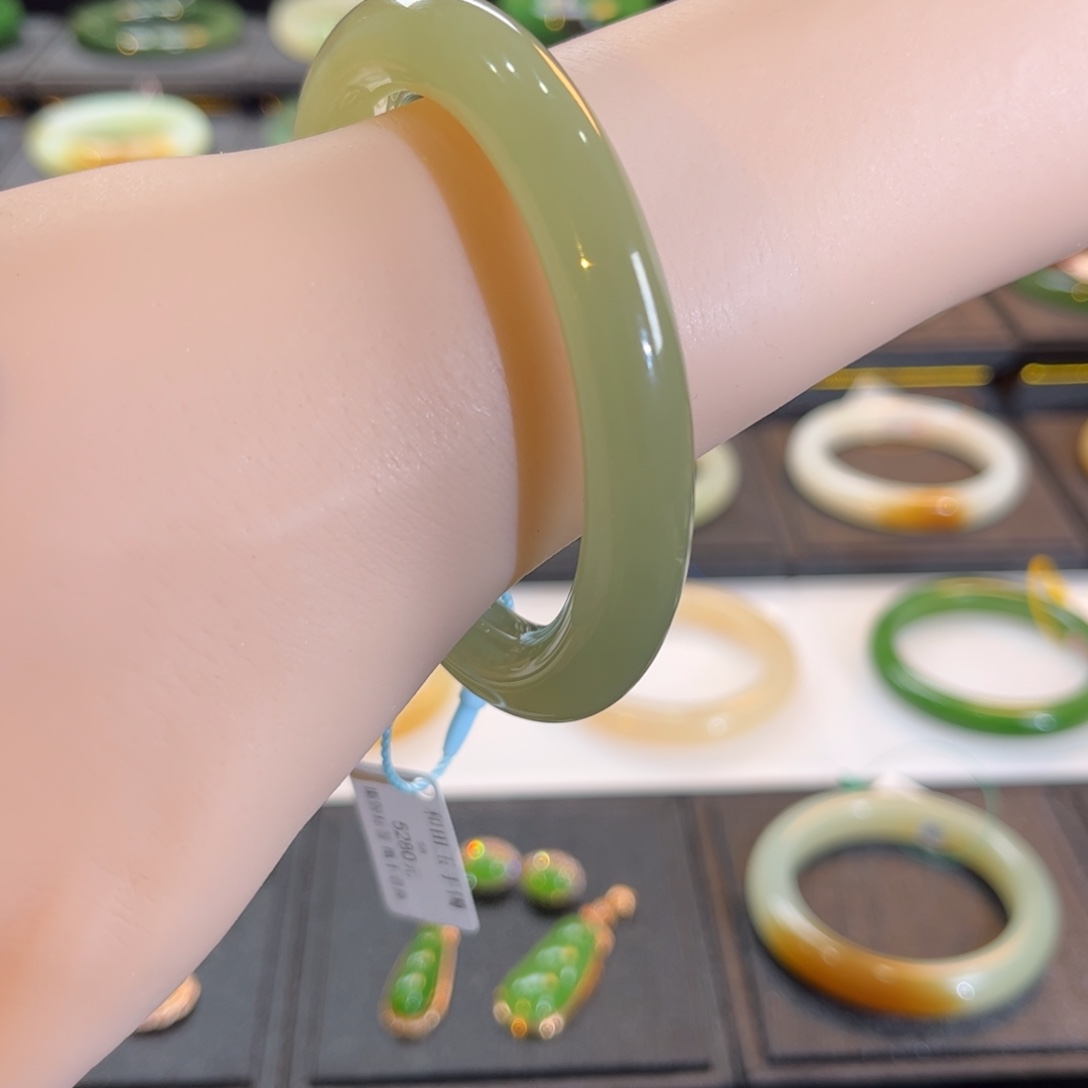 和田玉未镶嵌手镯大圈福利 胶润荧光绿晴