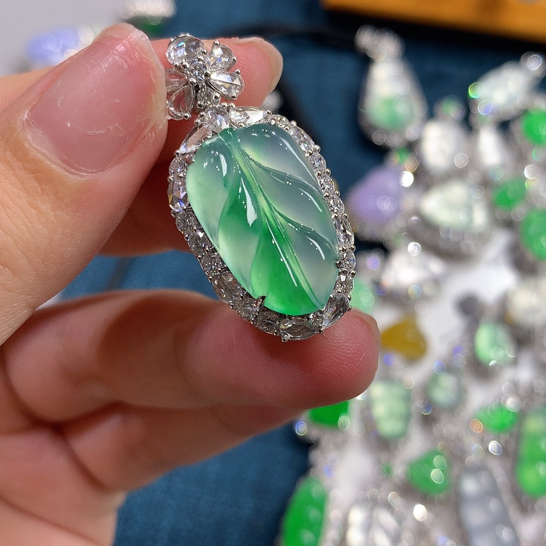 翡翠颈饰18K金镶嵌叶子