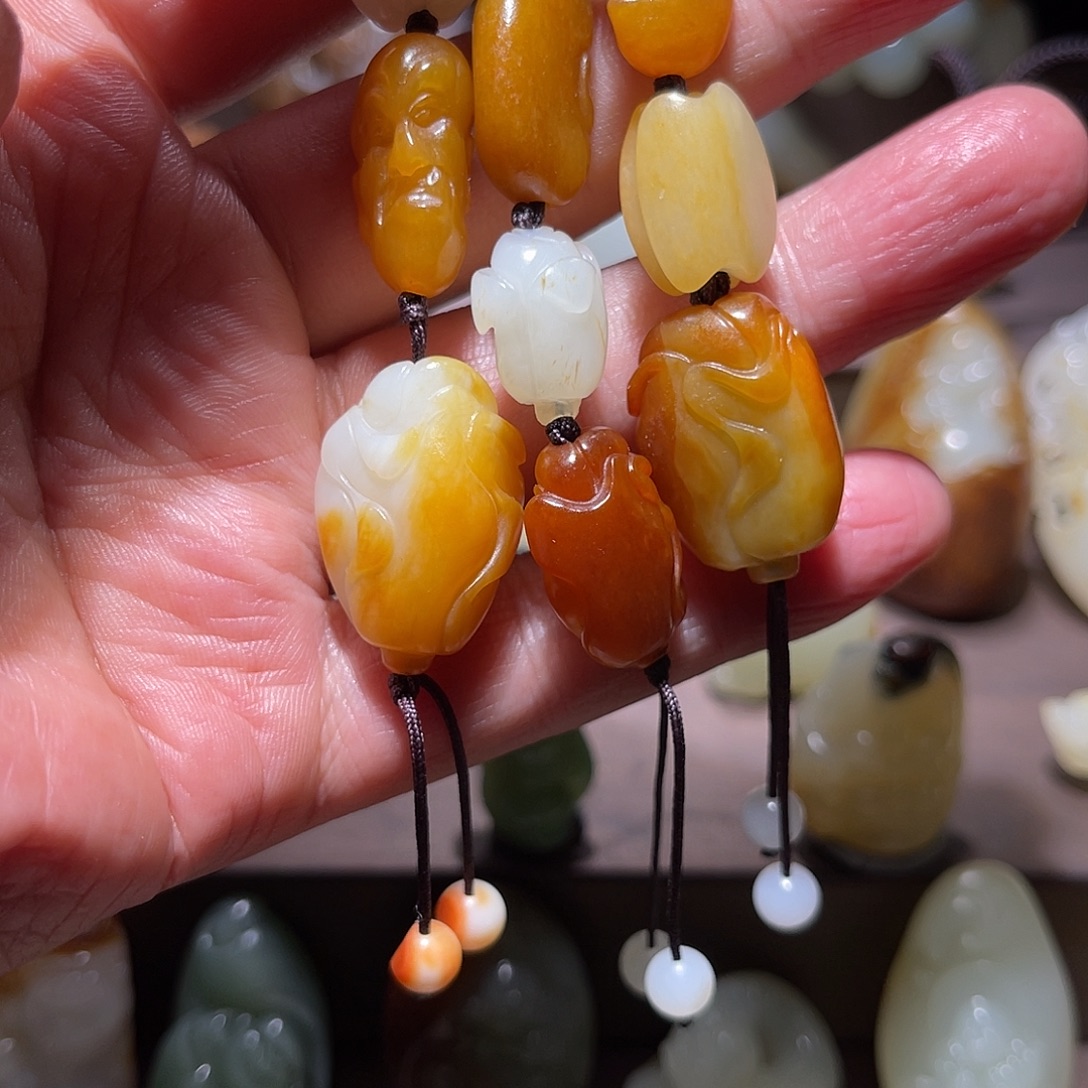 大***堂和田玉未镶嵌颈饰