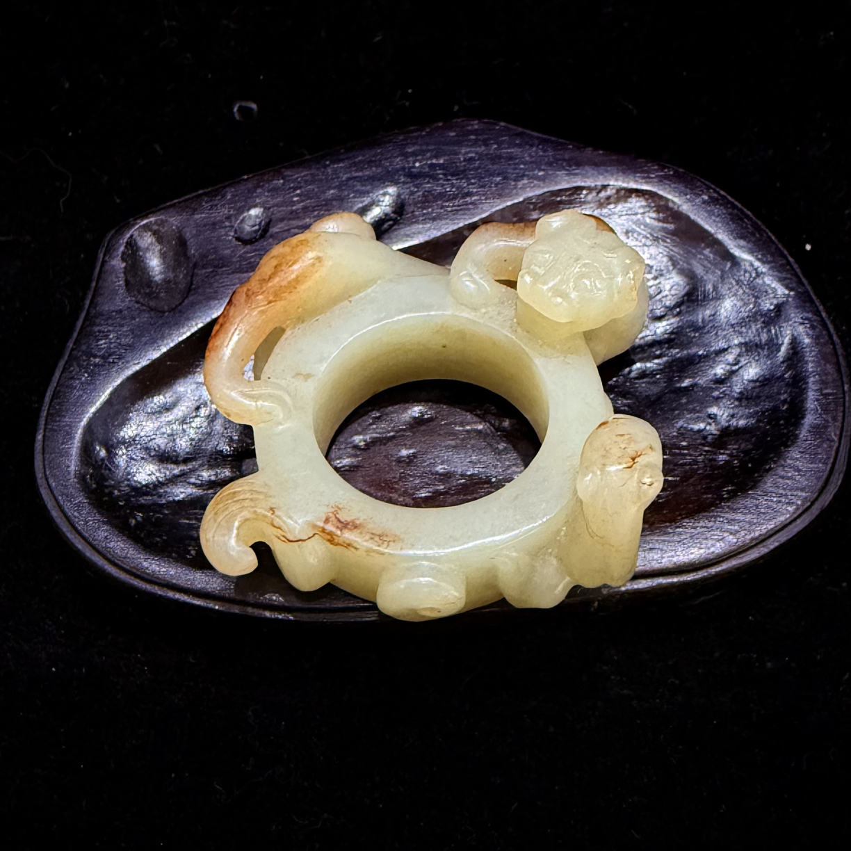 和田青白玉（带天然红沁）螭龙纹玉环