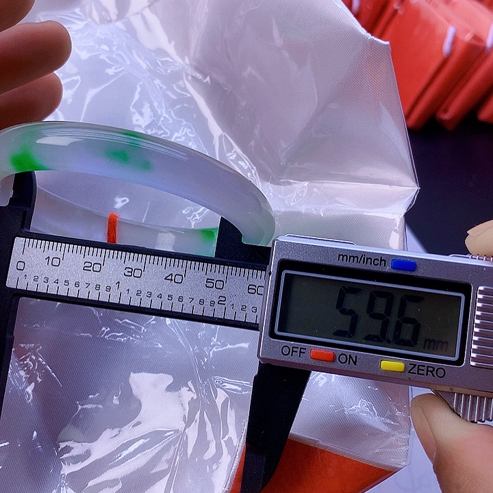 翡翠手镯未镶嵌210不退。   