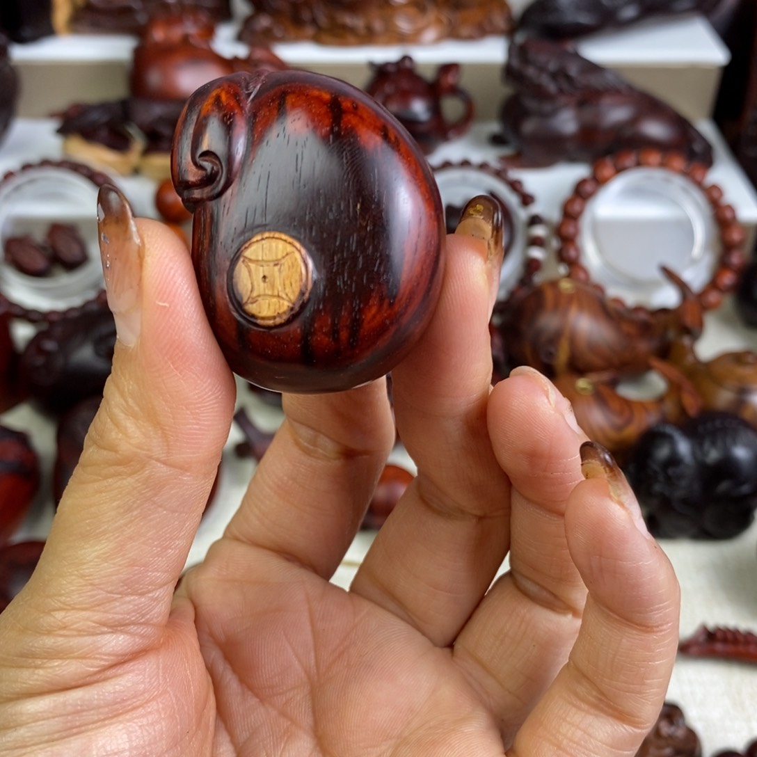 菲***斯木印度小叶紫檀钱袋手把件