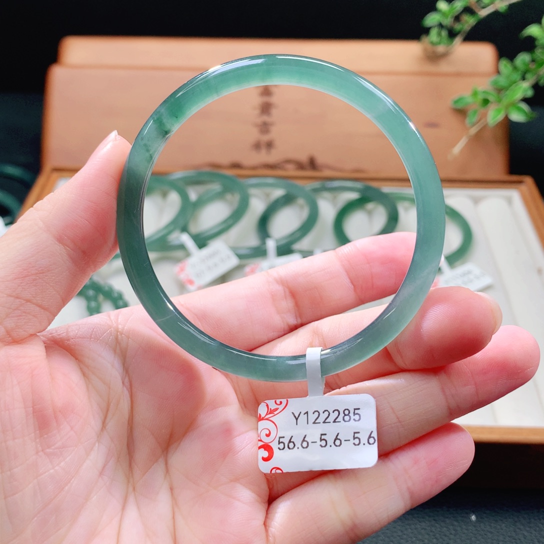 未镶嵌手镯（圆镯）翡翠