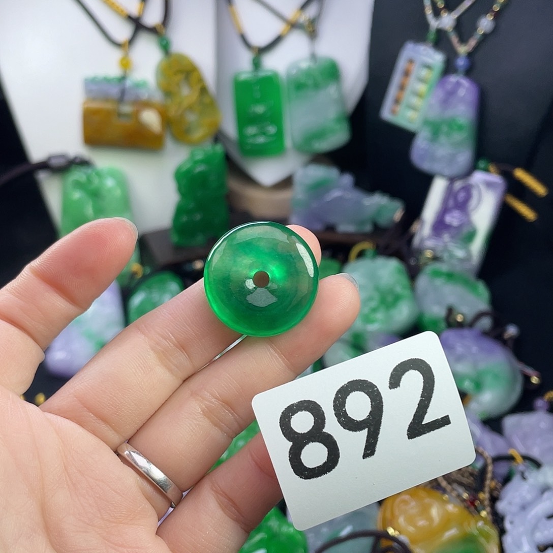 翡翠未镶嵌吊坠(赠链)