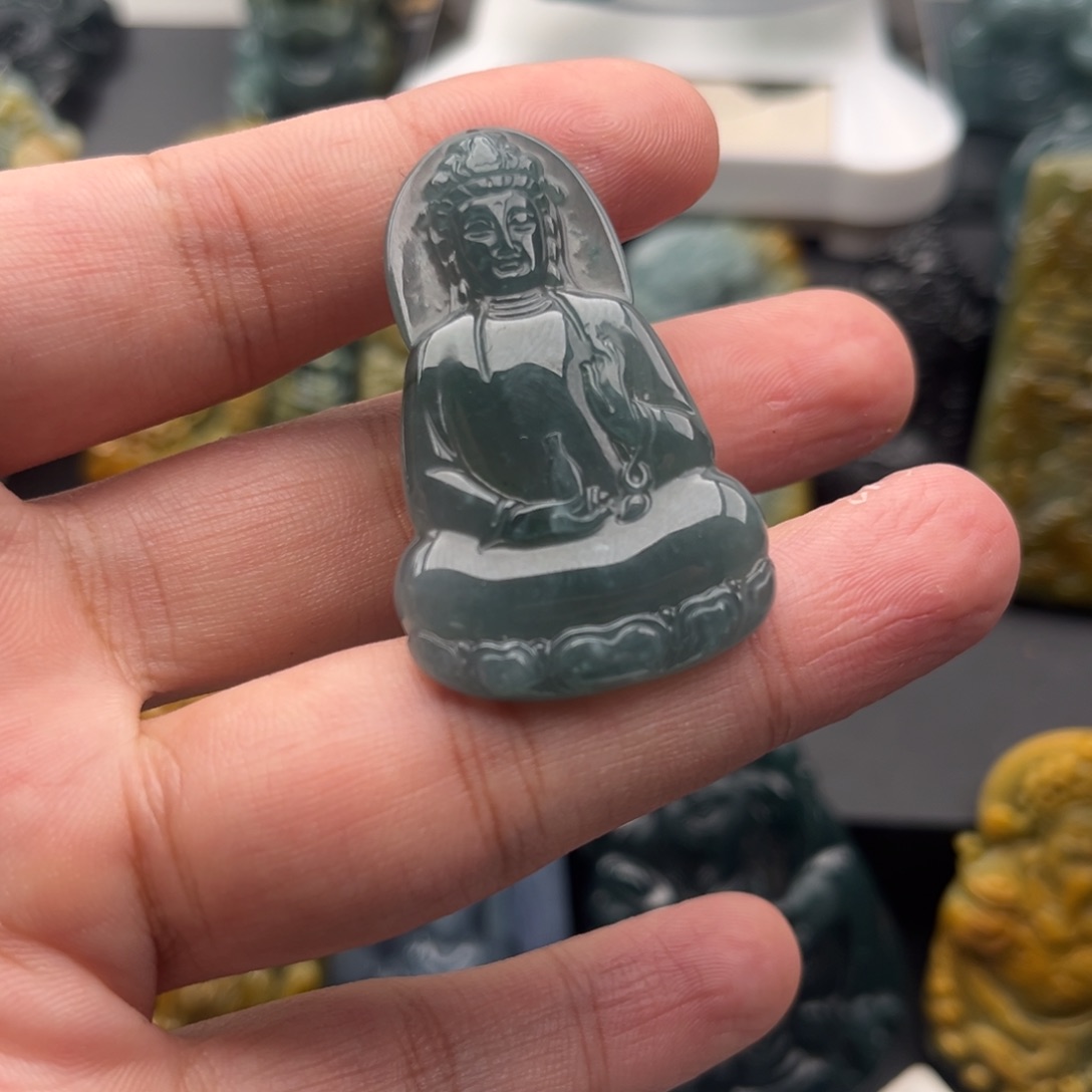 翡翠未镶嵌颈饰观音