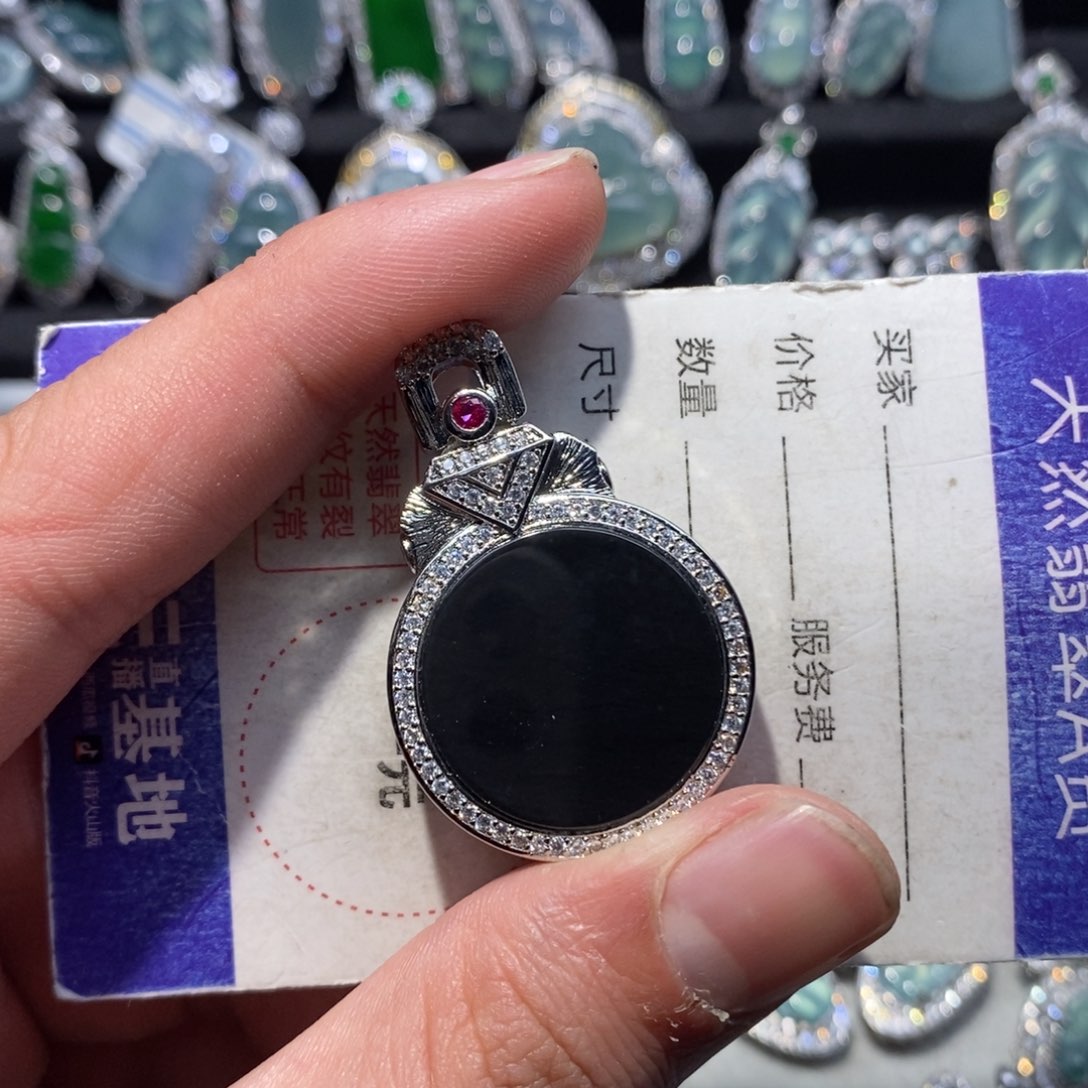 翡翠颈饰未镶嵌翡翠