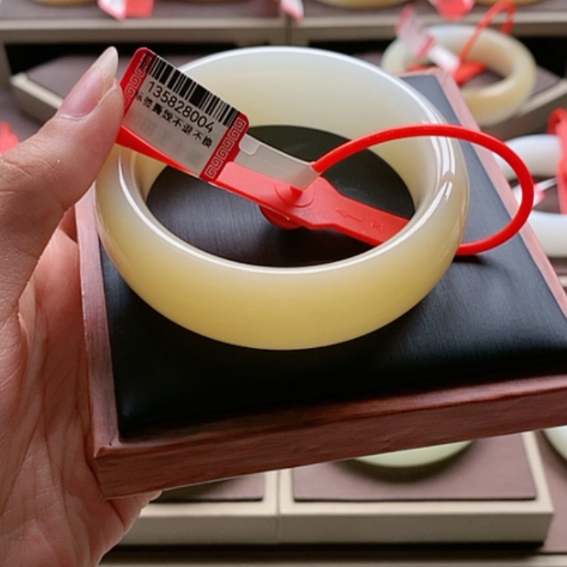 【闪购商品】未镶嵌手镯和田玉大*
