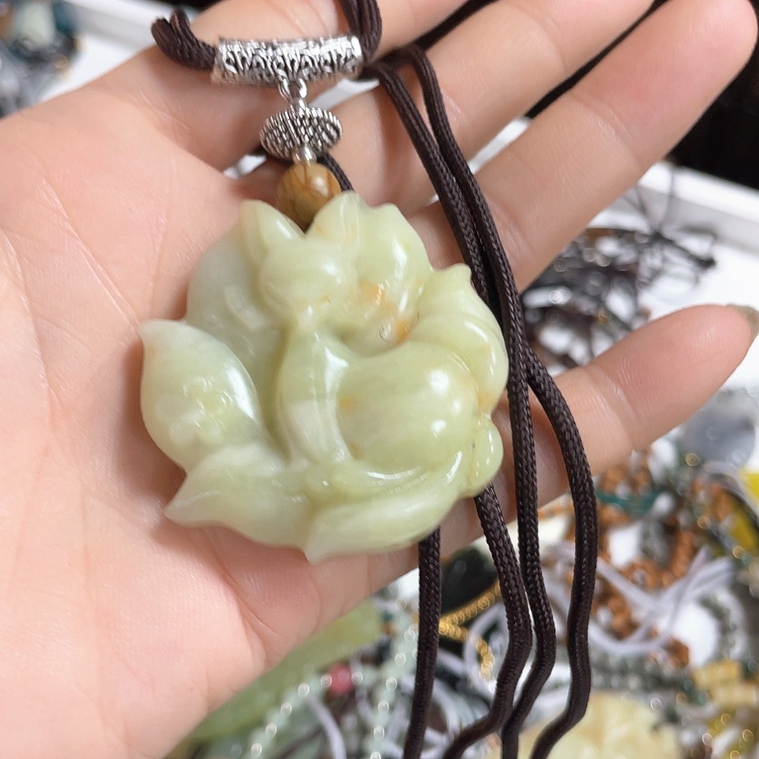 蛇纹石玉颈饰未镶嵌