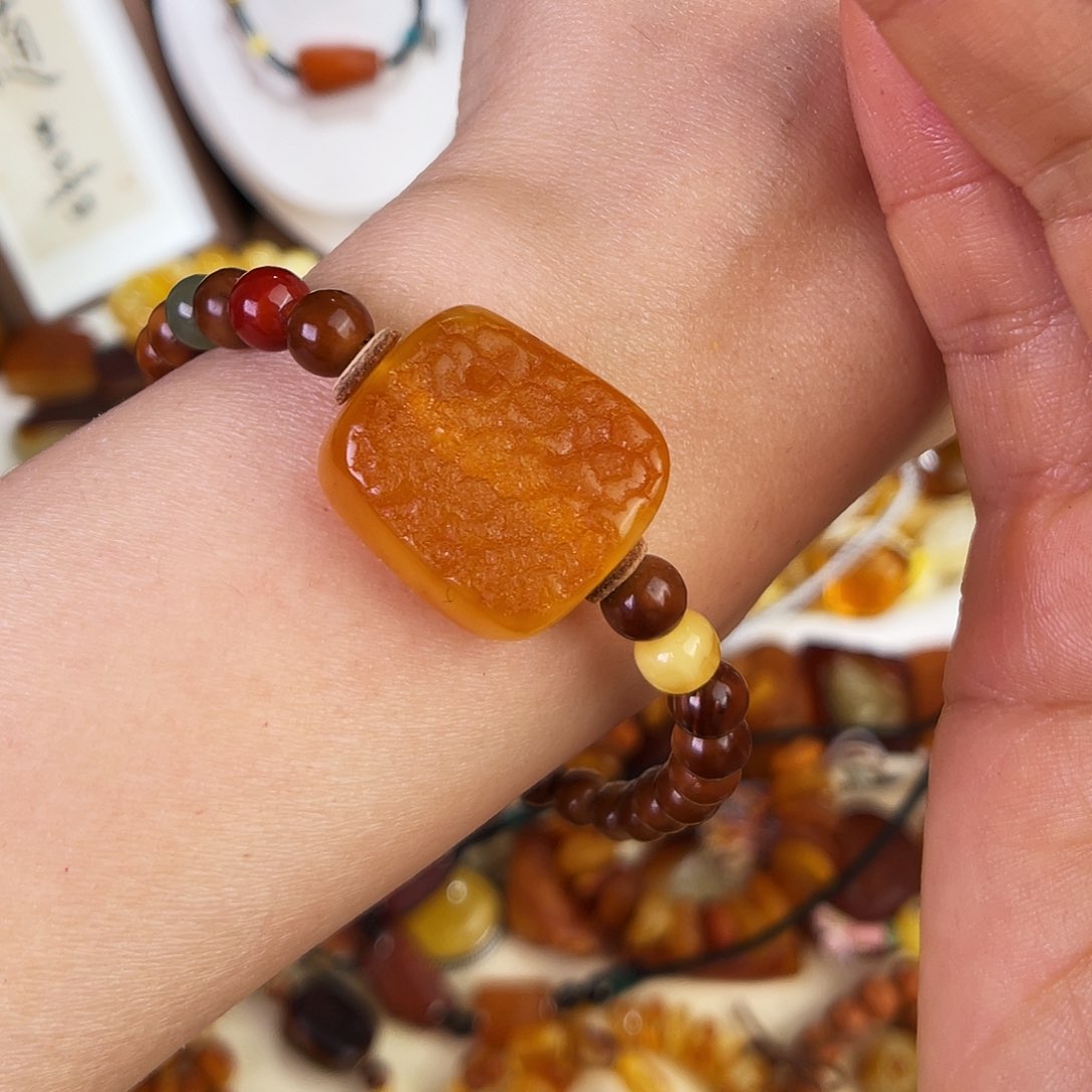 琥珀珠宝奇石未镶嵌。