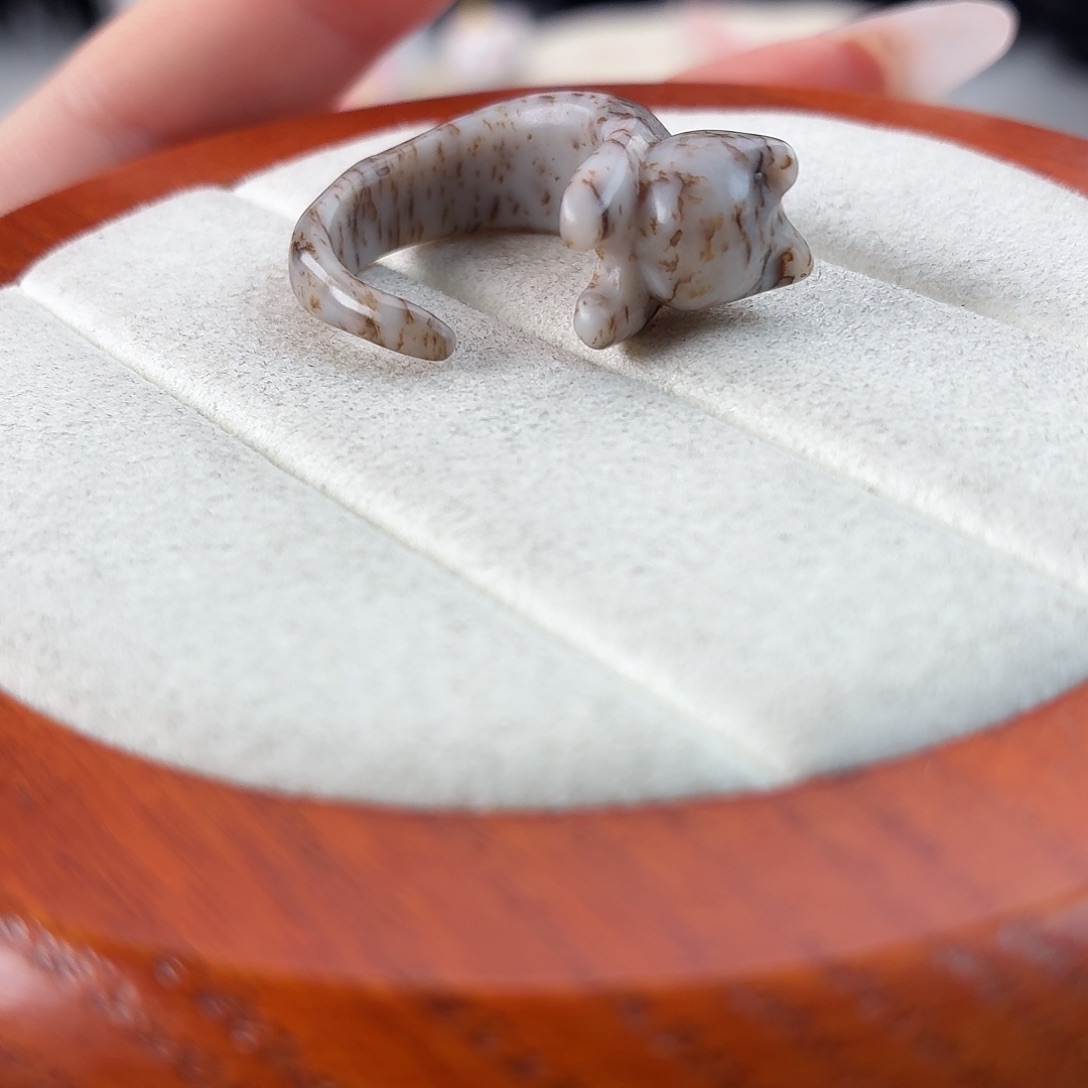 嘉***a和田玉未镶嵌戒指r1白底草花猫猫开口戒16.1