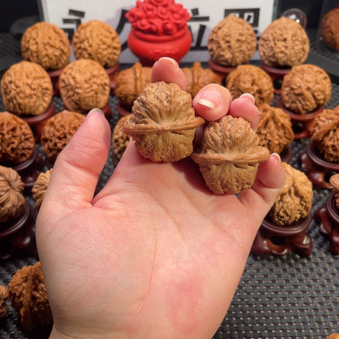 @***@文玩核桃把件全品血麒麟38尺