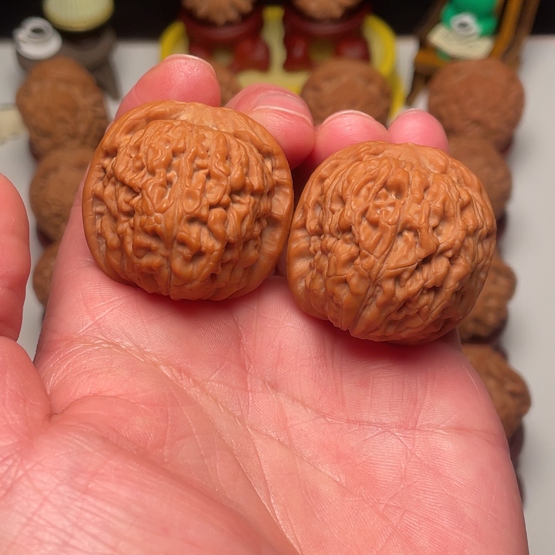 文玩核桃吊坠莲花