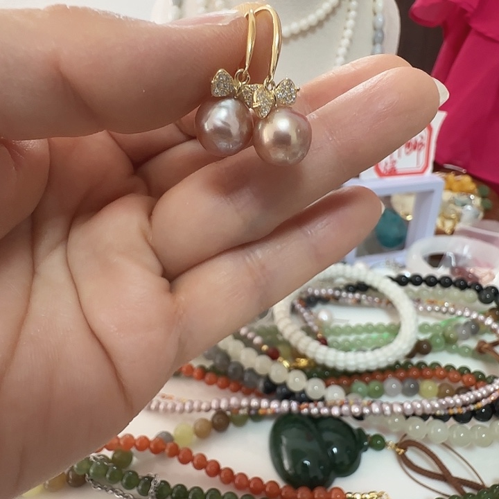 银S925镶嵌耳饰淡水珍珠10左右极光金粉色蝴蝶结正常纹