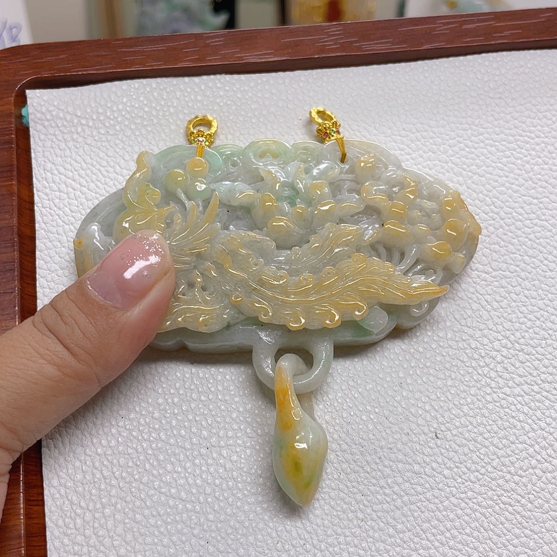 玉***轩翡翠未镶嵌颈饰凤锁