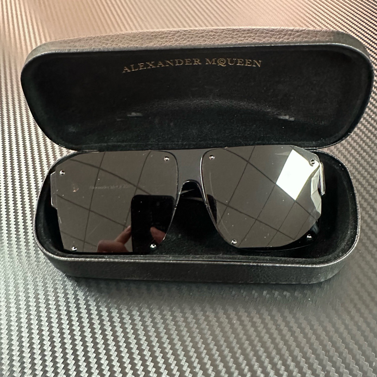 99新 Alexander McQueen/亚历山大·麦昆 铆钉墨镜/99新/价5300